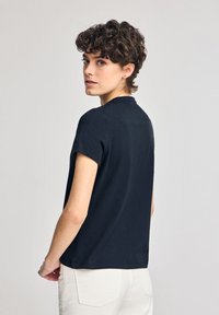 Dunkelblaues Rundhals-T-Shirt mit kurzen Ärmeln, aus weichem Stoff gefertigt, mit lässigem Schnitt und schlichtem Ausschnitt.