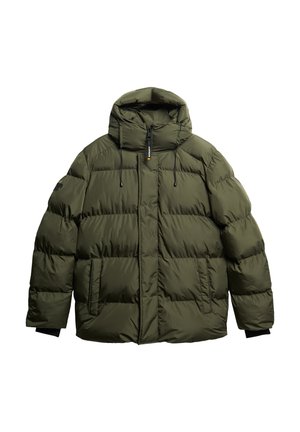 Chaqueta acolchada color verde oliva con capucha, de corte cuadrado, textura acolchada, puños elásticos y cremallera frontal.