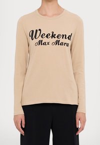 Beige Langarmshirt mit schwarzem Text, der "Weekend Max Mara" liest, mit einem runden Ausschnitt und weichem Stoffgefühl.