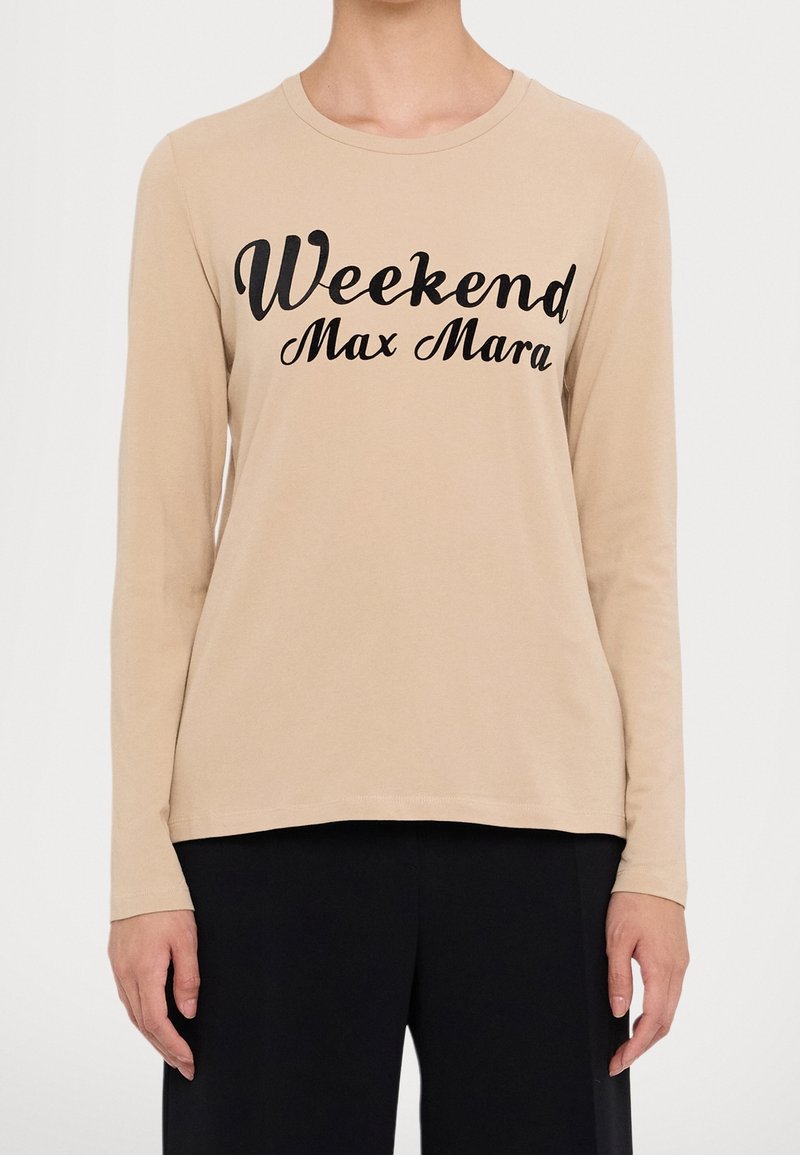 Beige Langarmshirt mit schwarzem Text, der "Weekend Max Mara" liest, mit einem runden Ausschnitt und weichem Stoffgefühl.
