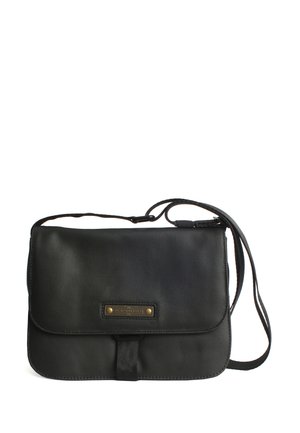 Borsa a tracolla nera realizzata in tessuto testurizzato, con pattina anteriore, tracolla regolabile e una placca con logo in metallo con dettagli in ottone.