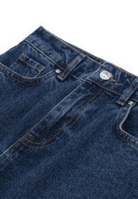 Tmavě modré džíny z denimu s knoflíkovým a zipovým zapínáním, pěti kapsami a kontrastním prošitím na pase a švech.