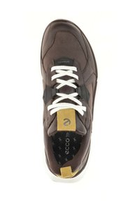 Zapatilla de cuero marrón con cordones blancos, un upper texturizado, un acento dorado en la lengüeta y un forro interior con estampado.