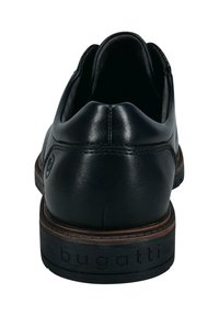 Schwarze Lederschuhe mit abgerundetem Absatz, braunen Akzenten an der Sohle und dem eingestanzten Wort "bugatti" am Absatz. Glatte Textur mit dezenten Nähten.
