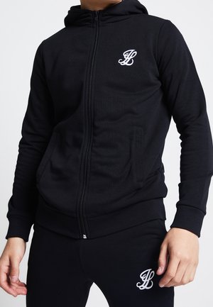 Schwarzer Kapuzenpullover mit Reißverschluss aus weichem Material, mit einer Vordertasche, gerippten Bündchen und einem weißen, aufgestickten Logo auf der Brust.