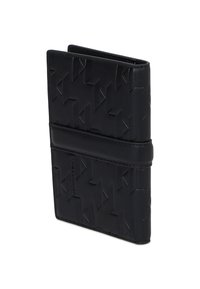 Fekete bőr pénztárca strukturált geometrikus mintával, hajtogatós kialakítással és pántos záródással a biztonságos rögzítés érdekében.