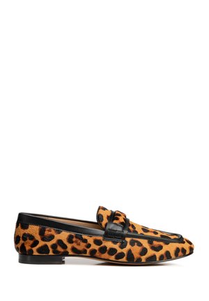 Mocasín de cuero con ribete negro, con un diseño de estampado de leopardo en marrón y negro y tacón bajo.
