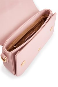 Roze leren handtas met een gladde textuur, voorzien van een ritszak en een tan stoffen voering, bevestigd met gouden hardware.