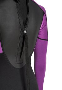Czarny i fioletowy piankowy kombinezon z gładką powierzchnią, teksturowanym zamkiem z tyłu oraz kontrastowym wzorem paneli.