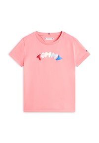 Ροζ κοντομάνικο μπλουζάκι με πολύχρωμα γράμματα 3D που σχηματί ζουν τη λέξη "TOMMY" στο στήθος και μικρό λογότυπο στο αριστερό μανίκι.