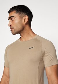 Nike Performance FLEX - T-skjorte til trening - khaki/black