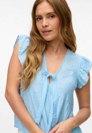 Blouse bleu clair à manches courtes avec un décolleté en V et un détail à nouer au centre à l'avant, en tissu texturé et au design plissé.
