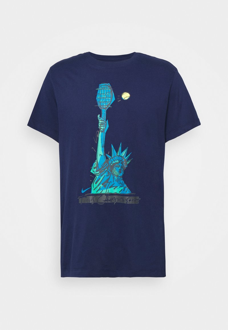 T-shirt bleu marine avec un graphisme de la Statue de la Liberté tenant une raquette de tennis et une balle de tennis jaune en l'air, texte : "Tennis Championships".