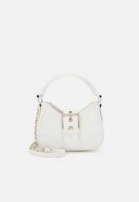 Sac à main en cuir blanc avec anse supérieure, grand détail de boucle sur le devant et une chaîne amovible, sur fond uni.
