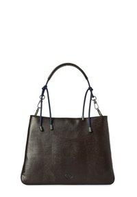 Bolso de mano texturizado de color marrón oscuro con una forma estructurada, asas azules en contraste y detalles plateados. Presenta un logo sutil en la parte inferior.