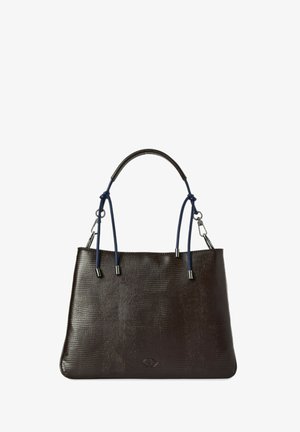 Sac à main texturé marron foncé avec une forme structurée, poignées bleues contrastantes et accents argentés. Présente un logo subtil en bas.