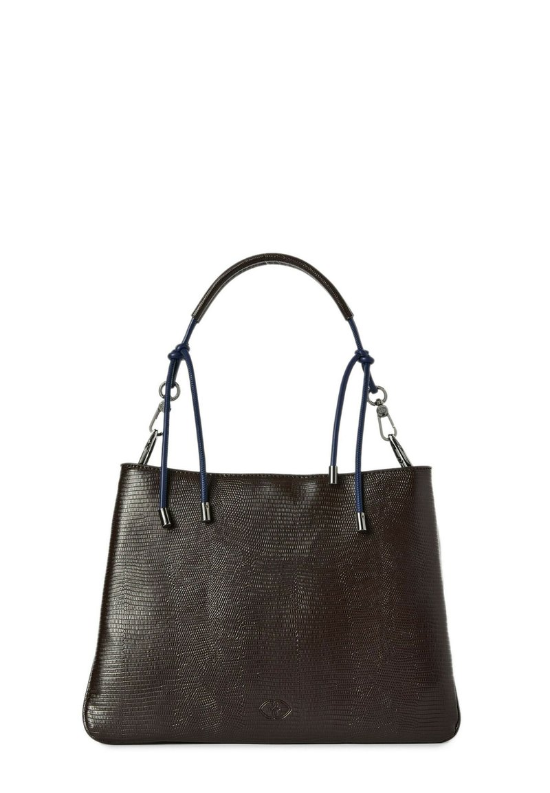 Bolso de mano texturizado de color marrón oscuro con una forma estructurada, asas azules en contraste y detalles plateados. Presenta un logo sutil en la parte inferior.