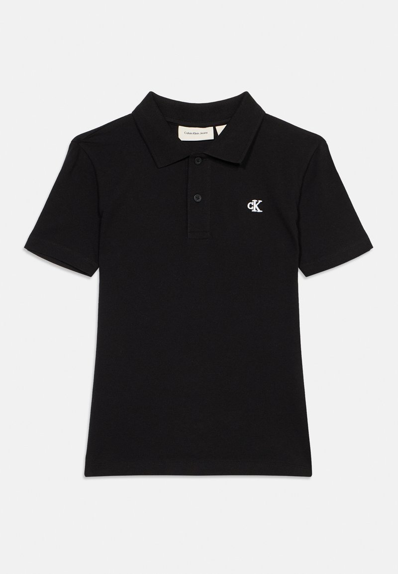 Polo noir à manches courtes avec patte de boutonnage à deux boutons et petit logo blanc "cK" sur le côté gauche de la poitrine.