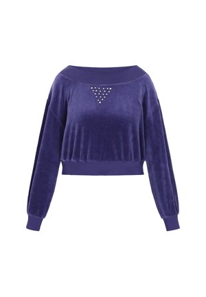 Lilla fløjlskort sweatshirt med lange ærmer, bred halsudskæring og en trekantet dekoration af sølvnitter på brystet.