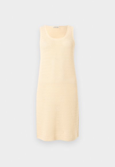 Αμάνικο πλεκτό φόρεμα σε εκρού χρώμα με λαιμόκοψη σε σχήμα λαιμού και ίσιο τελείωμα, με υφασμένο μοτίβο κροσέ σε όλο το φόρεμα.