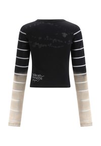 Maglietta a maniche lunghe con un corpo nero, strisce grigie e un gradiente beige chiaro. Comprende un design grafico e un dettaglio del logo sull'orlo.