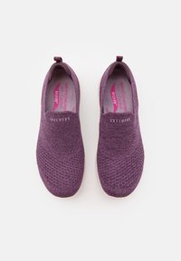 Fialové nazouvací boty s texturovaným pleteným svrškem, na přední straně s logem, s měkkou vnitřní podšívkou a polstrovanou podrážkou.