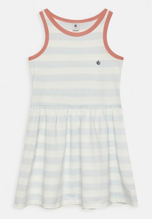 Sukienka w poziome paski w jasnoniebieskim i białym kolorze, z koralowym kołnierzykiem i marszczoną talią, tworzącą rozkloszowany kształt.