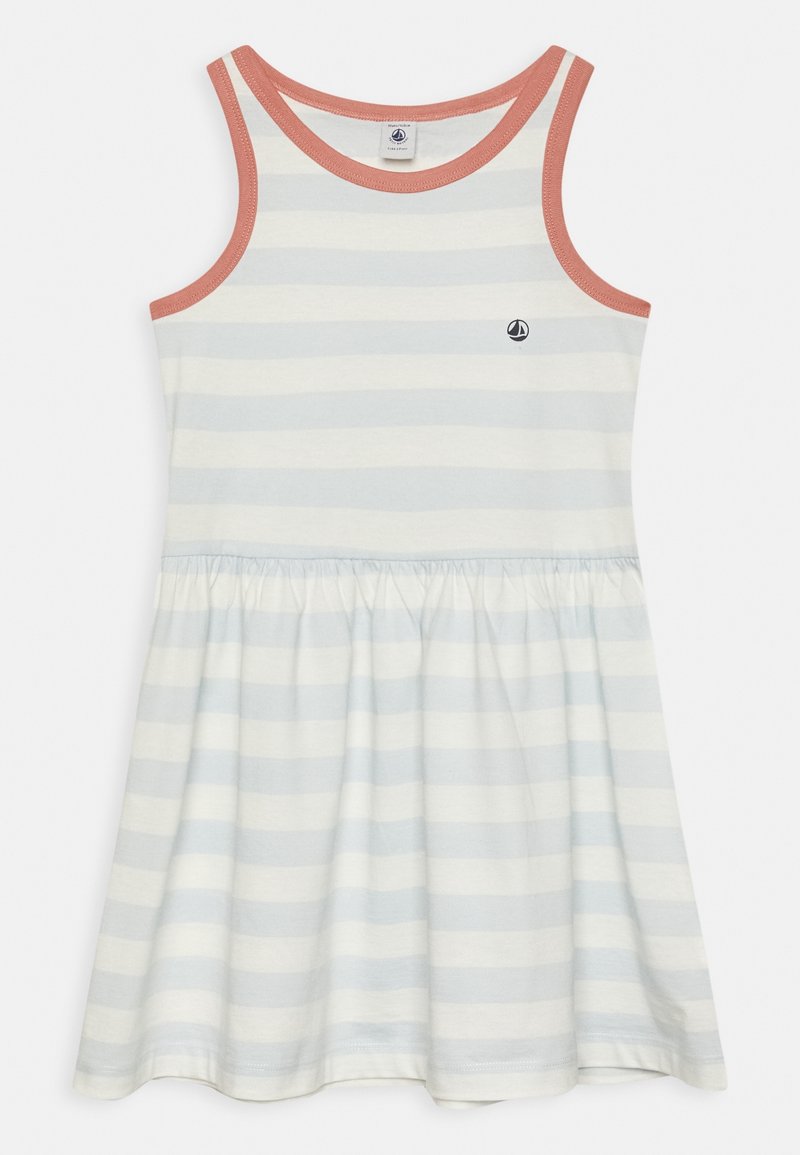 Gestreiftes Kleid mit hellblauen und weißen horizontalen Streifen, mit einem korallenfarbenen Halsausschnitt und einer gerafften Taille für eine ausgestellte Form.