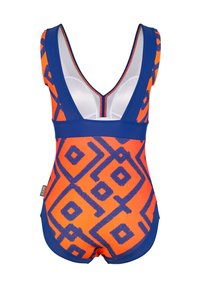 Maillot de bain une pièce avec un fond bleu et un motif géométrique orange. Dos plongeant avec des bretelles contrastantes et une texture lisse.