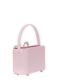 Růžová kabelka obdélníkového tvaru, hladký saténový materiál, krátká rukojeť a kovové akcenty na horní části. Čtyři malé nožičky na dně.