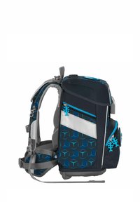 Rucksack mit einem geometrischen blauen Muster auf dunklem Hintergrund, grauen Trägern, einem silbernen Akzent und mehreren externen Reißverschlusstaschen.