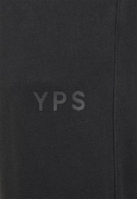 YOUNG POETS Träningsbyxor - black