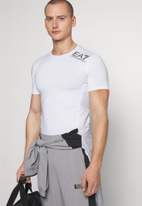 EA7 Emporio Armani VIGOR7 TEE - Sportiniai marškinėliai trumpomis rankovėmis - white