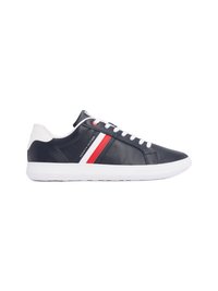Sneakers in pelle blu navy con suola bianca, che presentano due strisce orizzontali rosse e bianche sui lati e lacci bianchi.