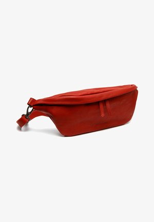 Marsupio in pelle rossa con una finitura liscia, chiusura a zip e tracolla regolabile. Il design è allungato con una silhouette arrotondata.