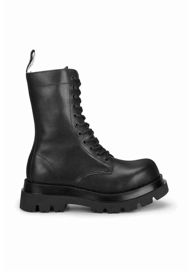 Stivali in pelle nera con lacci, suola spessa, punta rotonda e linguetta. Texture liscia con cuciture rinforzate e occhielli.