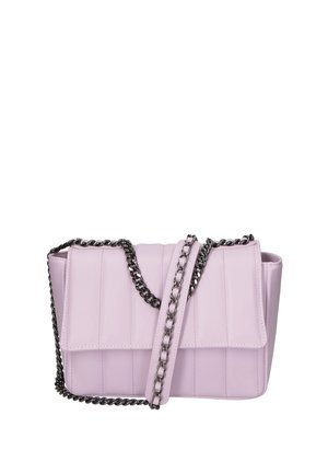 Borsa a tracolla imbottita color lavanda con catena in metallo nero e chiusura a pattina, design moderno ed elegante su sfondo bianco.