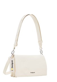 Borsa a tracolla in sintetico bianco con superficie testurizzata, logo argentato e spallacci regolabili, dotata di un'etichetta staccabile con "I ❤️ Desigual."