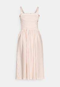 Spänd klänning med en smockad överdel, prydd med vertikala persika- och vita ränder, volangkant och en flödande A-linjeformad kjol.