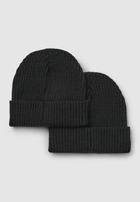 Dwa czarne, prążkowane czapki beanie z podwiniętym brzegiem, wykonane z teksturowanej przędzy, ułożone jedna na drugiej na jasnym tle.