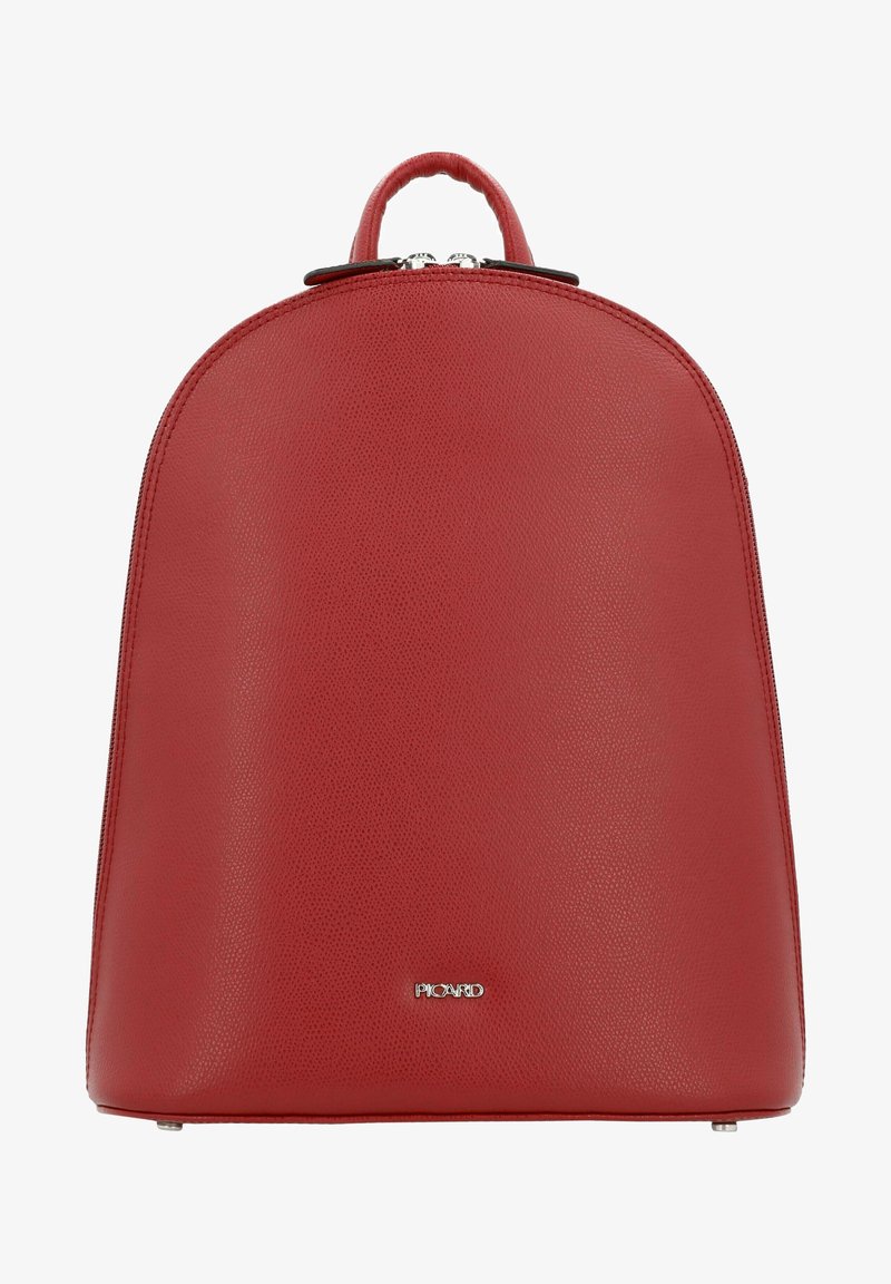 Sac à dos en cuir rouge texturé avec poignée supérieure, fermeture éclair argentée et petit logo "Picard" argenté en bas au centre.