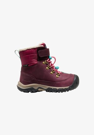 Kindlicher Winterstiefel in Burgunderrot mit rosa Schnürsenkeln, beiger dicker Sohle, Kunstpelzfutter und Klettverschluss auf weißem Hintergrund.