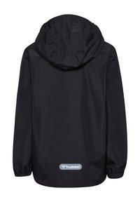 Czarna wodoodporna kurtka z kapturem, elastycznymi mankietami i logo na dolnej części pleców. Gładka faktura, prosty design, bez widocznych zapięć.