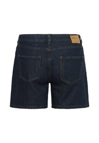 Shorts en denim bleu foncé vus de dos avec deux poches et un patch en cuir marron sur la ceinture.