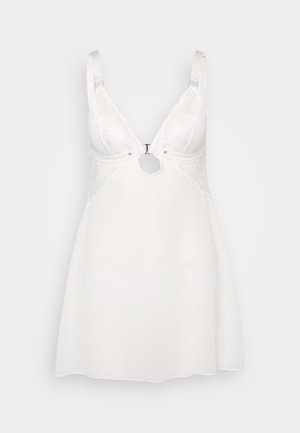 Valge satiinist libisev kleit pitsdetailidega, V-kujuline dekoltee, reguleeritavad rihmad ja väike võtmeaugu lõige keskosa rindade kohal, sile tekstuur.