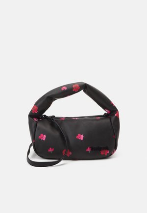Sac à main noir avec poignée rembourrée et petit imprimé floral rose et rouge, doté d'une fermeture éclair et d'une fine bandoulière.