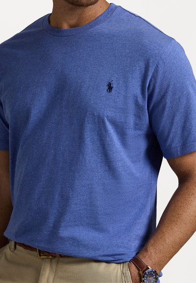 Kék, crew-neck póló, puha, texturált anyagból; bal mellen egy kis hímzett logóval; rövid ujjú.