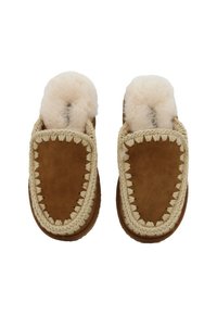 Pantofole in suede marrone con fodera in pelliccia color crema, bordo decorativo a treccia, forma arrotondata e dettagli cuciti lungo i bordi.