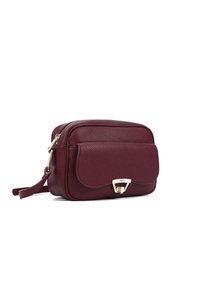 Borsa a tracolla in pelle borgogna con superficie testurizzata, hardware dorato e tasca anteriore con pattina. Forma rettangolare compatta con tracolla regolabile.