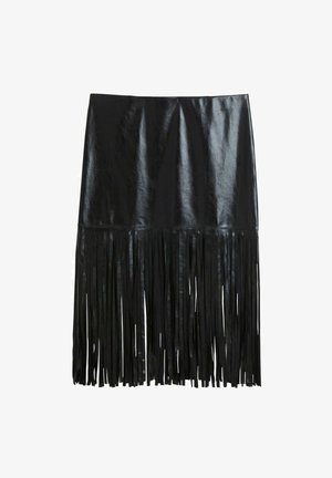 Mustan keinonahka-hameen yläosa on sileä ja helmassa on pitkät tupsut, jotka luovat kerroksellisen tekstuuriefektin.